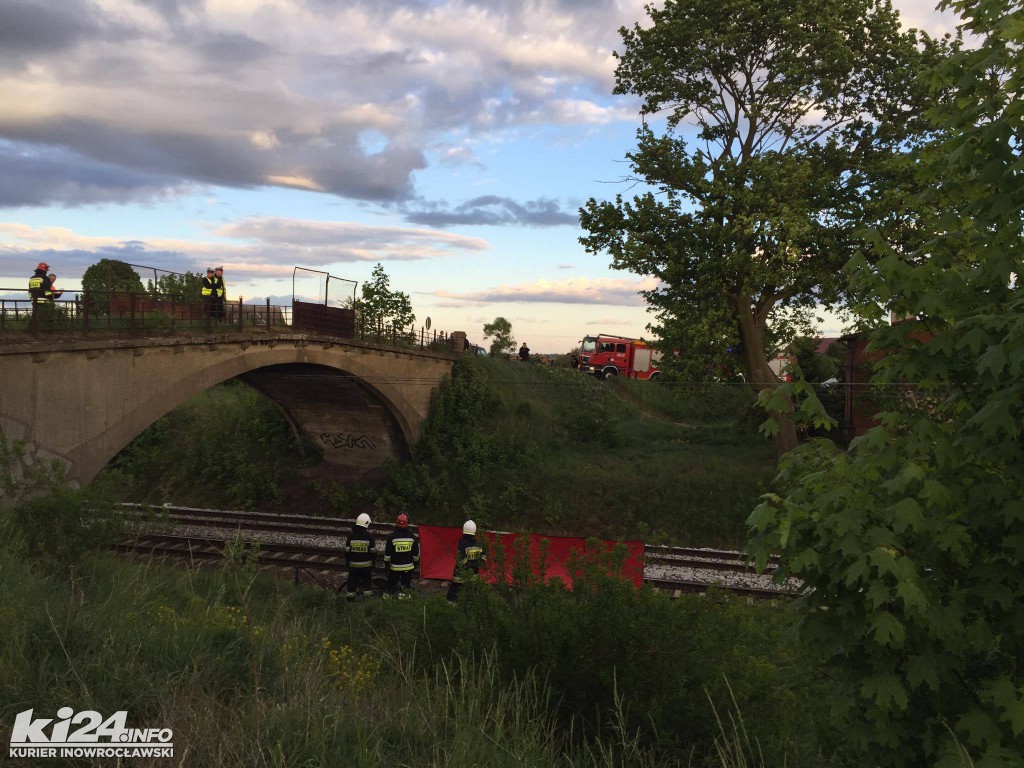 Samochód spadł z wiaduktu na tory