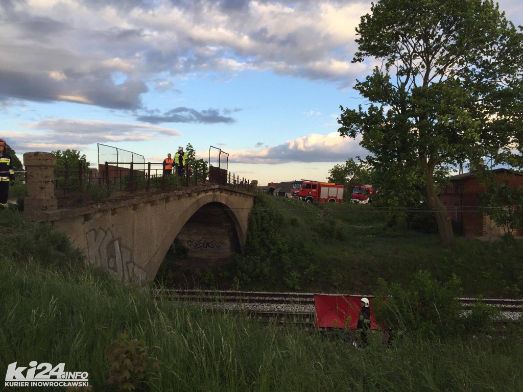 Samochód spadł z wiaduktu na tory