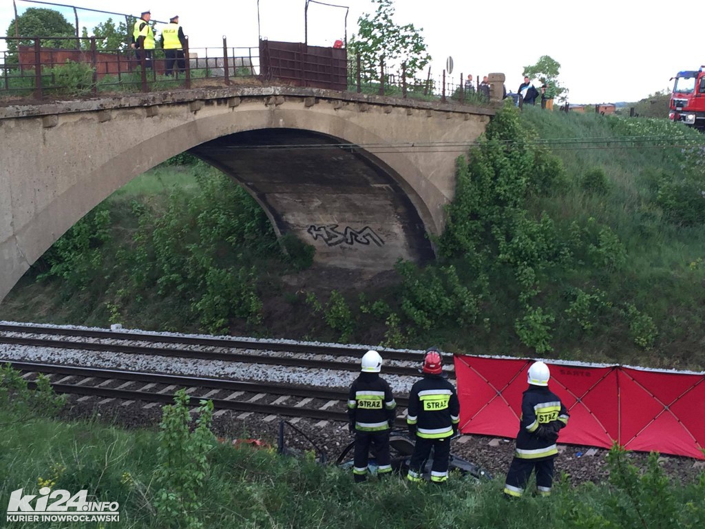 Samochód spadł z wiaduktu na tory