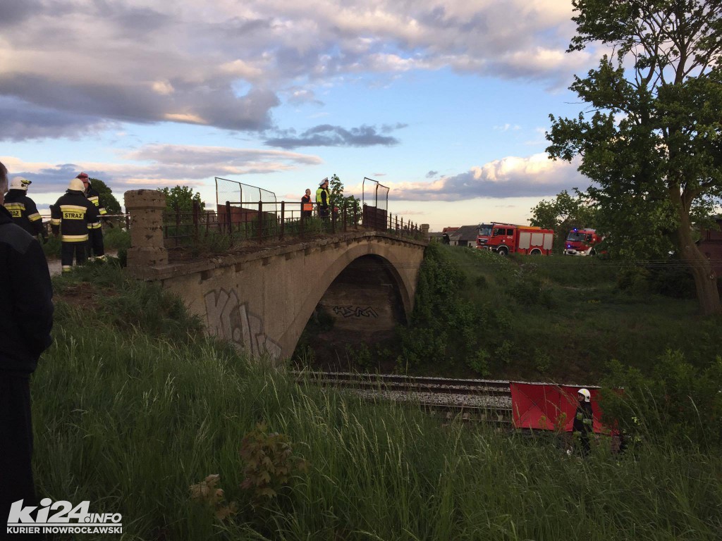 Samochód spadł z wiaduktu na tory