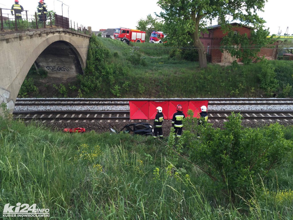 Samochód spadł z wiaduktu na tory