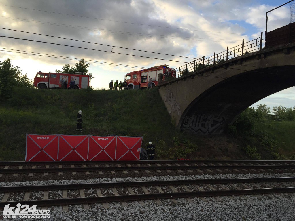 Samochód spadł z wiaduktu na tory