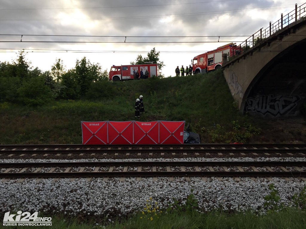 Samochód spadł z wiaduktu na tory