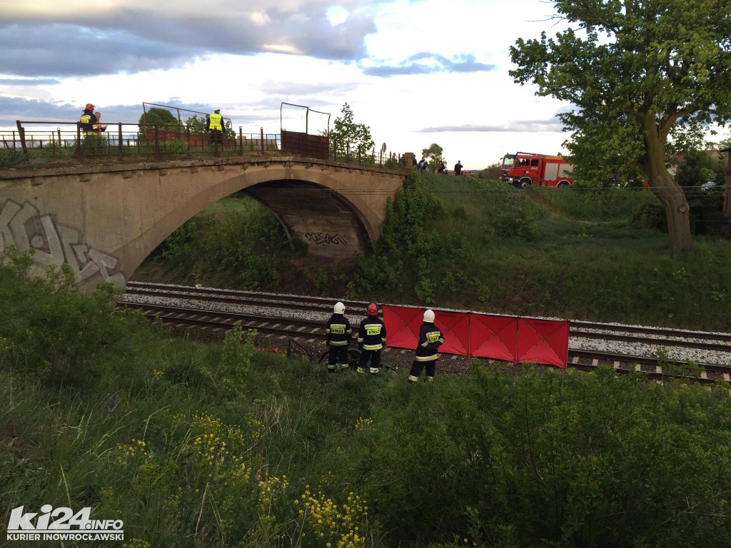Samochód spadł z wiaduktu na tory