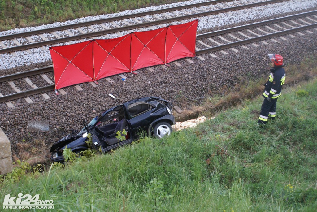 Samochód spadł z wiaduktu na tory