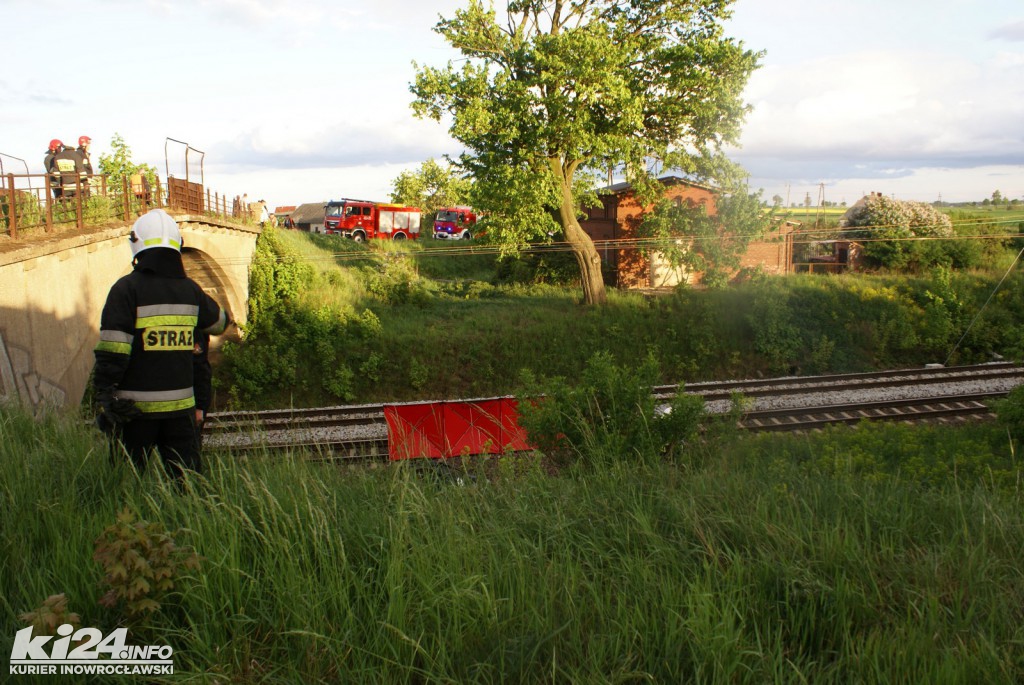 Samochód spadł z wiaduktu na tory