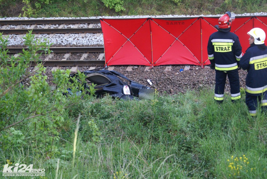 Samochód spadł z wiaduktu na tory