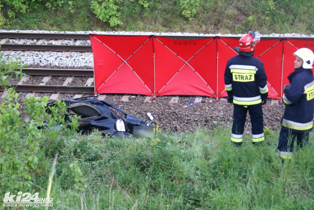 Samochód spadł z wiaduktu na tory