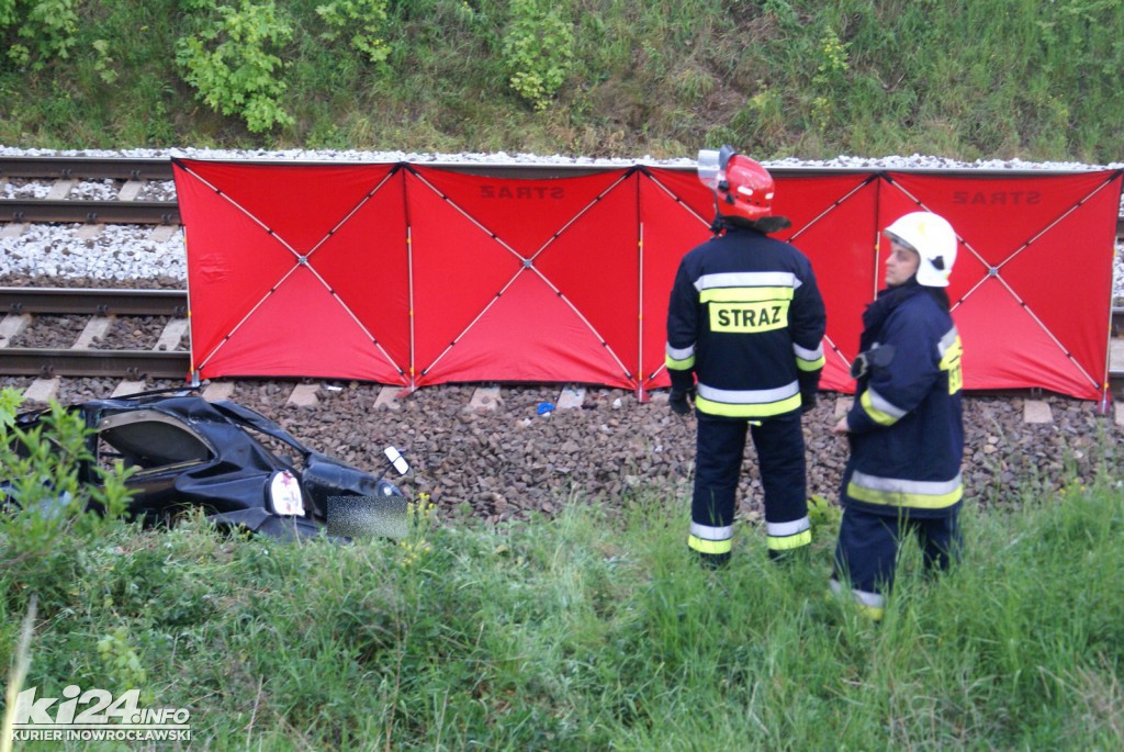 Samochód spadł z wiaduktu na tory