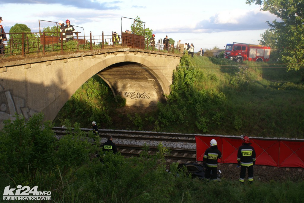 Samochód spadł z wiaduktu na tory