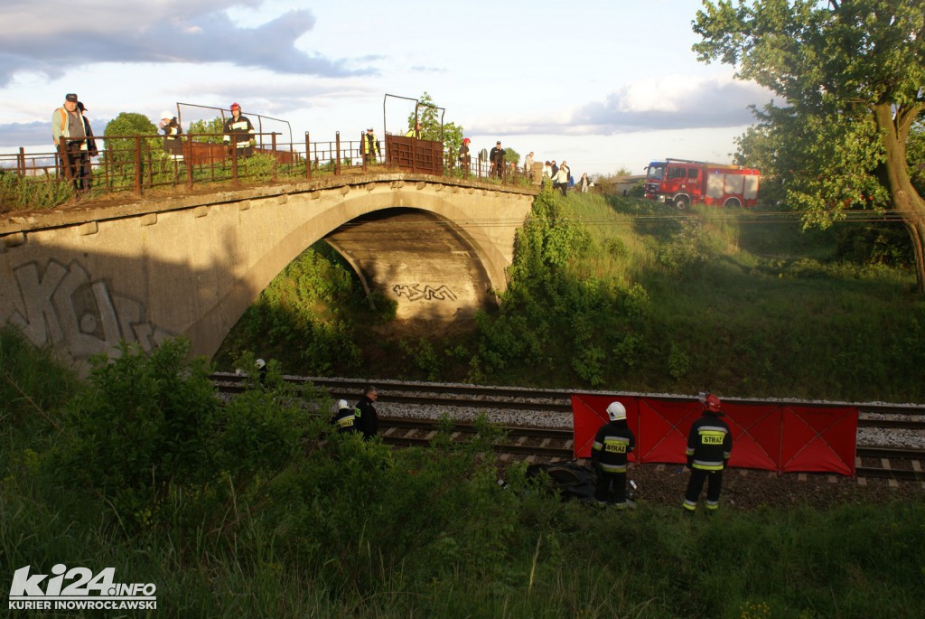 Samochód spadł z wiaduktu na tory