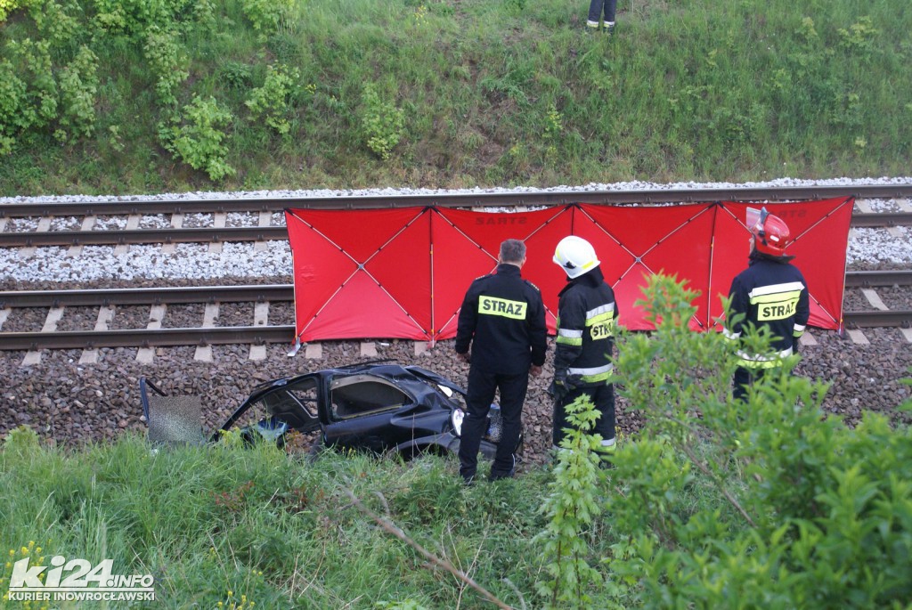 Samochód spadł z wiaduktu na tory