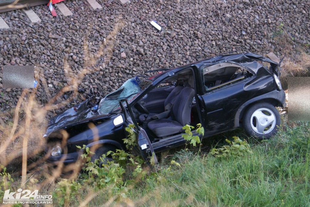 Samochód spadł z wiaduktu na tory