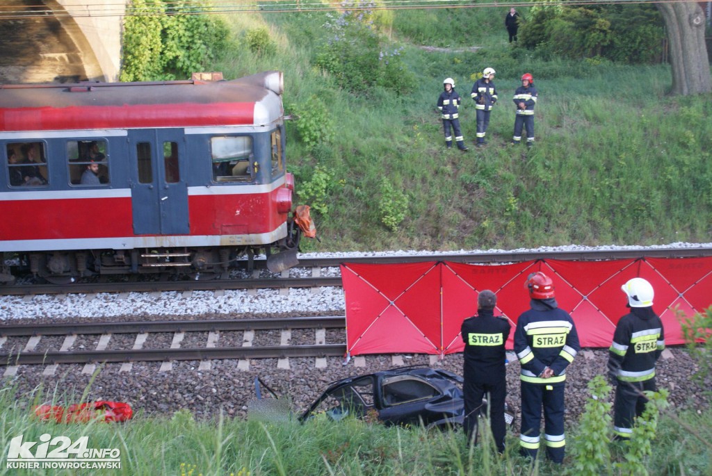 Samochód spadł z wiaduktu na tory