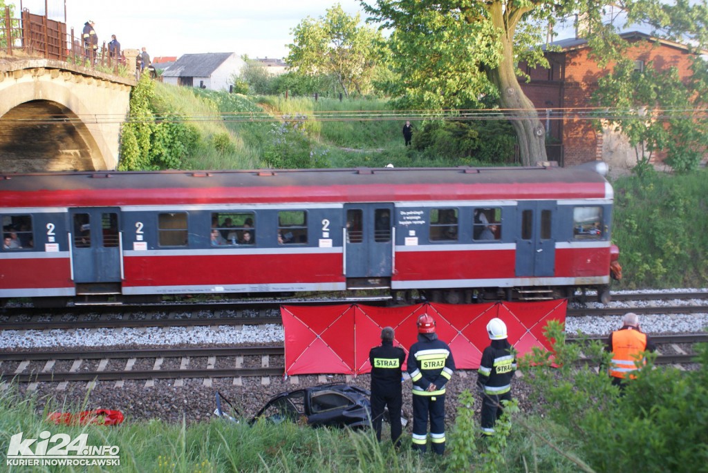 Samochód spadł z wiaduktu na tory
