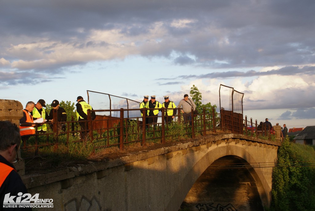 Samochód spadł z wiaduktu na tory