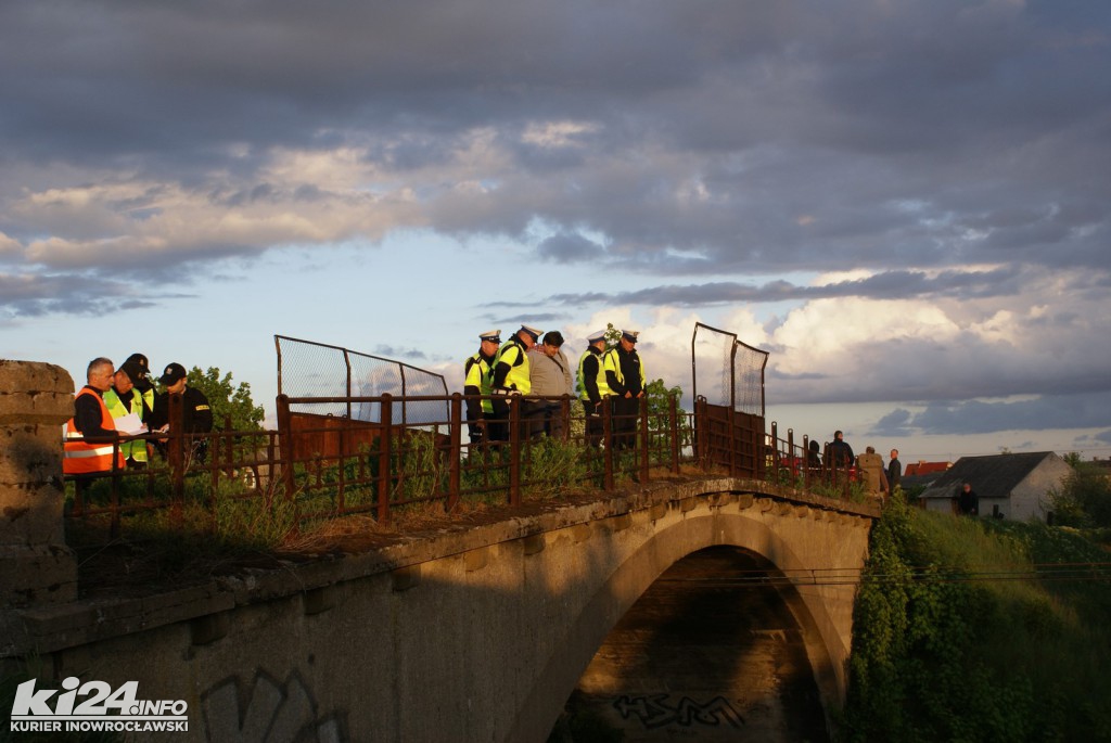 Samochód spadł z wiaduktu na tory