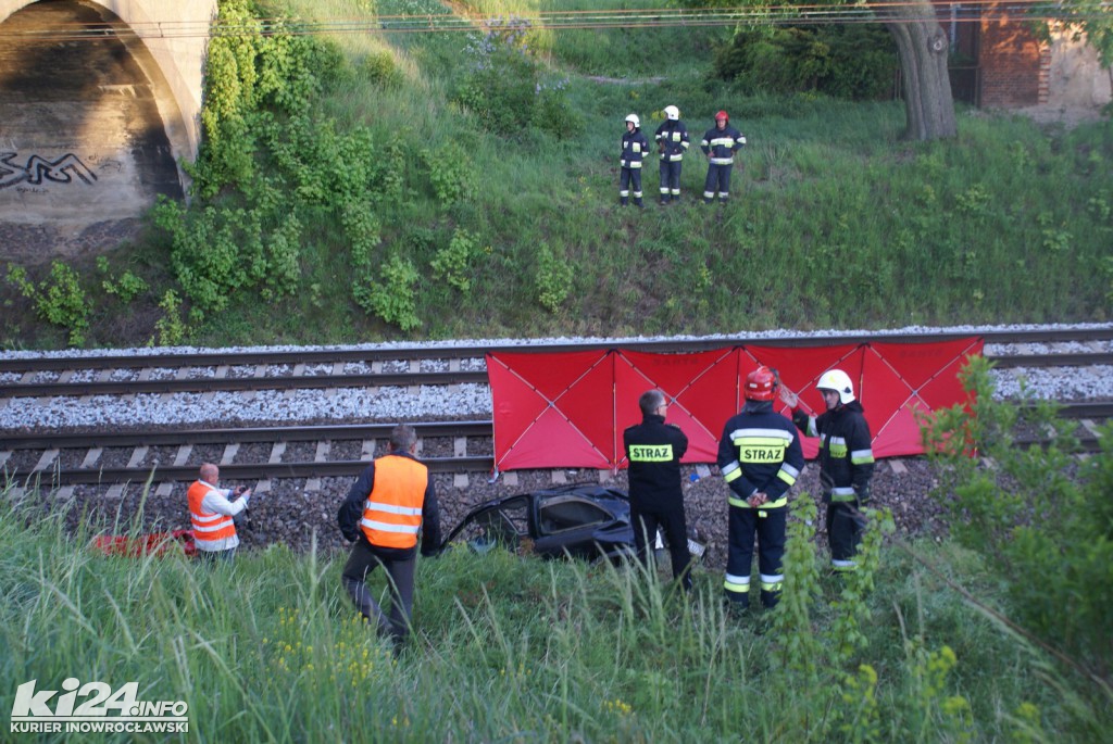 Samochód spadł z wiaduktu na tory