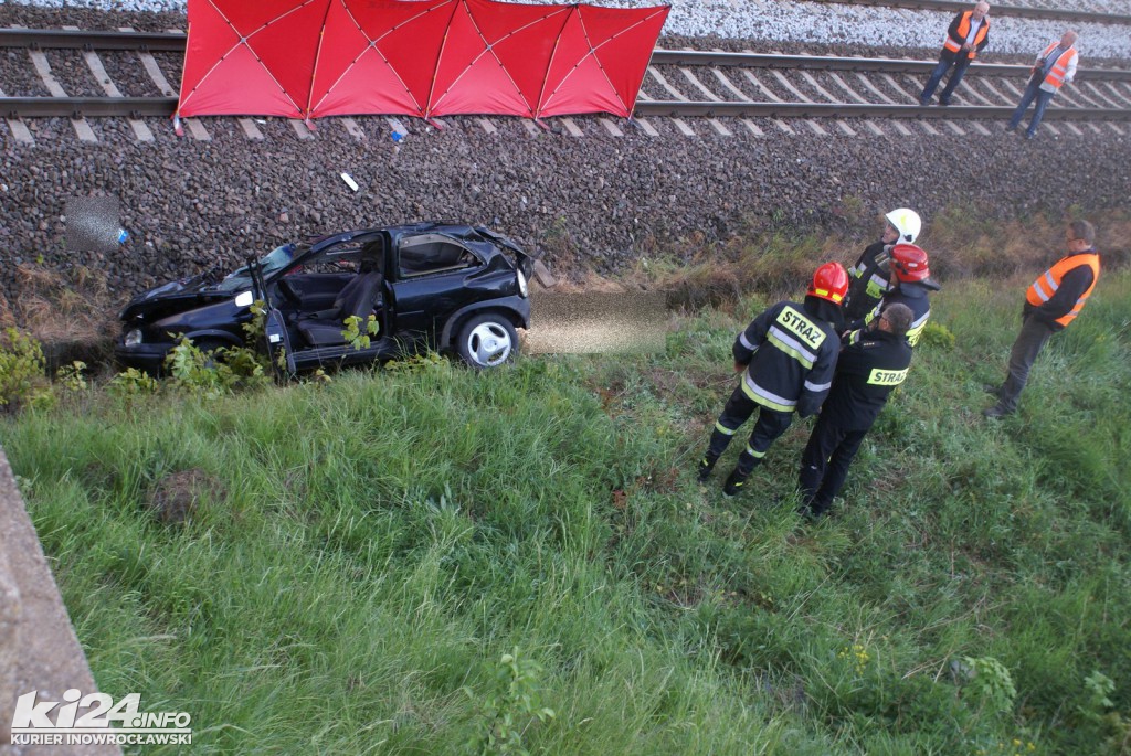 Samochód spadł z wiaduktu na tory