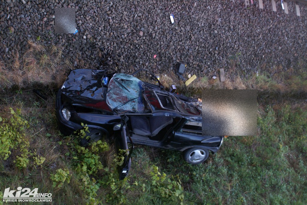 Samochód spadł z wiaduktu na tory