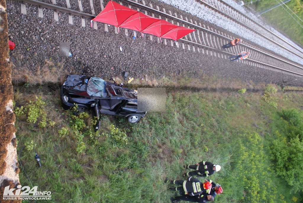 Samochód spadł z wiaduktu na tory