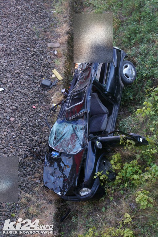 Samochód spadł z wiaduktu na tory