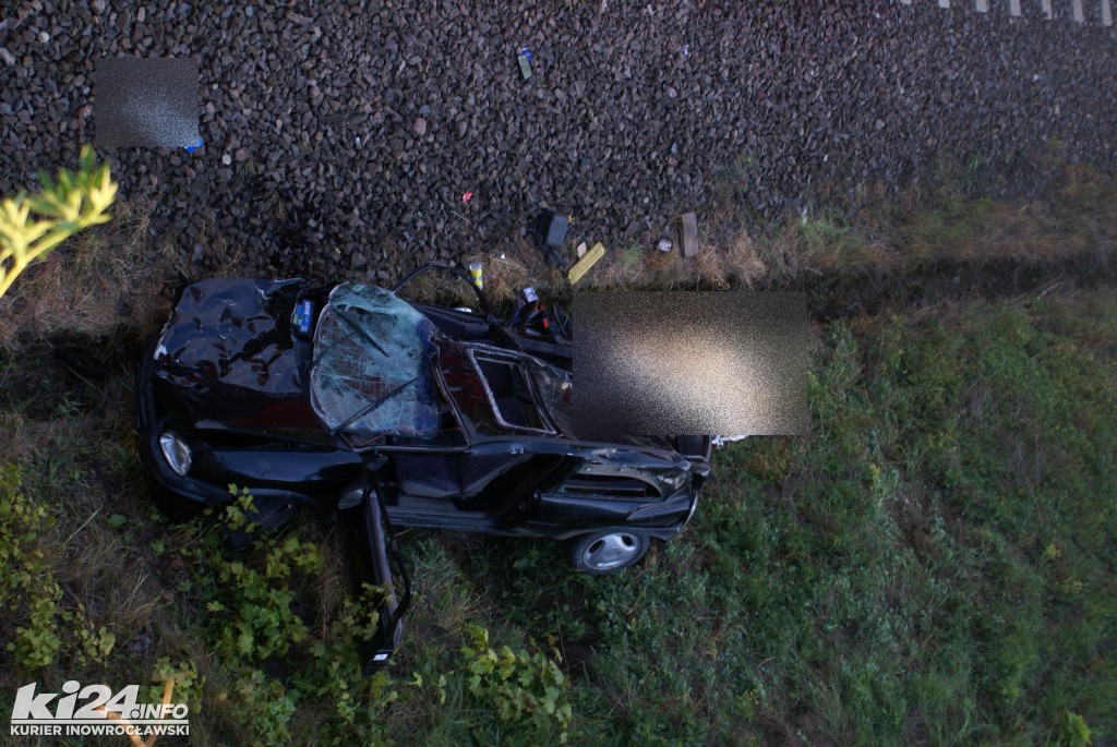 Samochód spadł z wiaduktu na tory