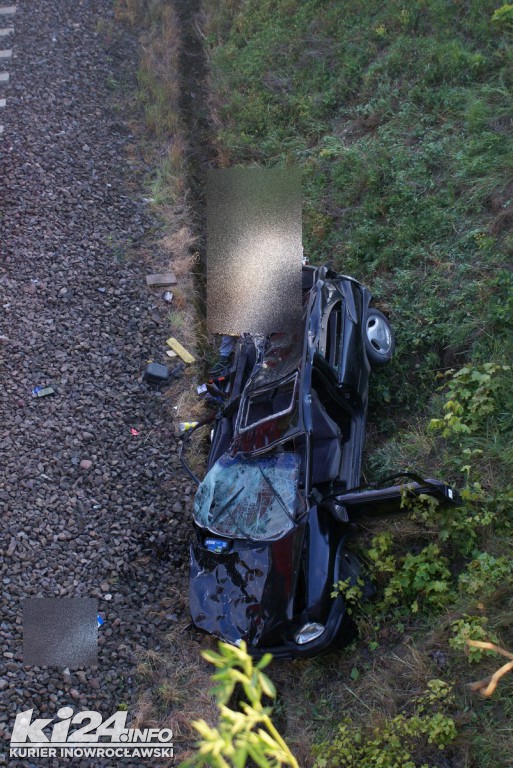 Samochód spadł z wiaduktu na tory