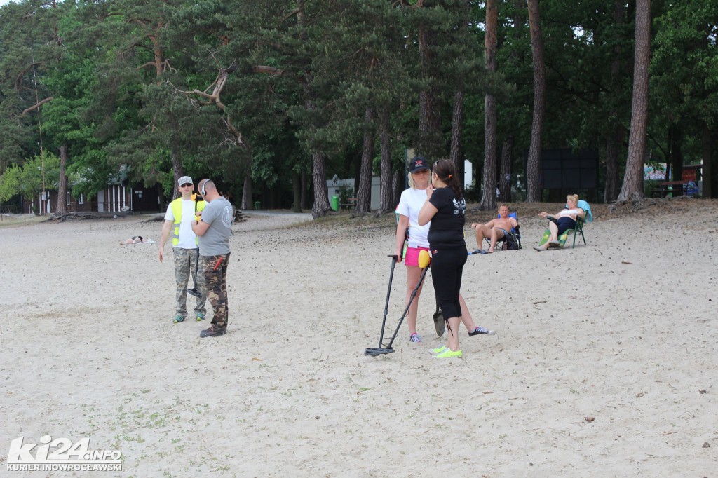 Poszukiwacze skarbów na plaży w Przyjezierzu