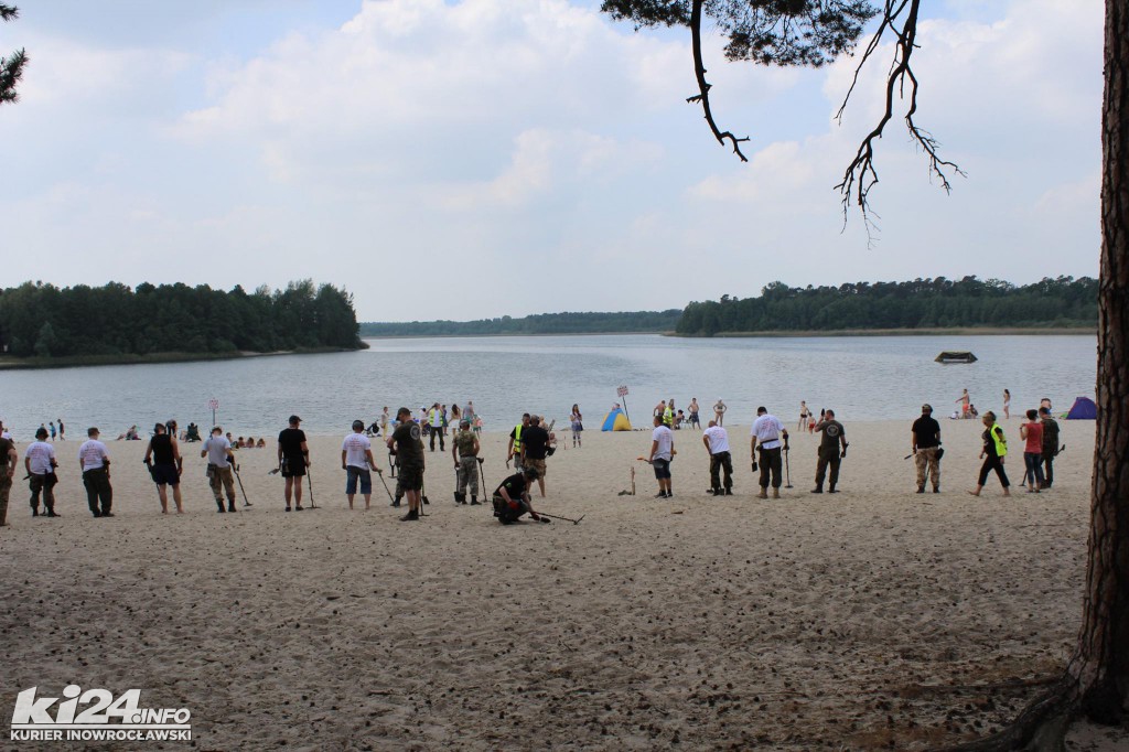 Poszukiwacze skarbów na plaży w Przyjezierzu