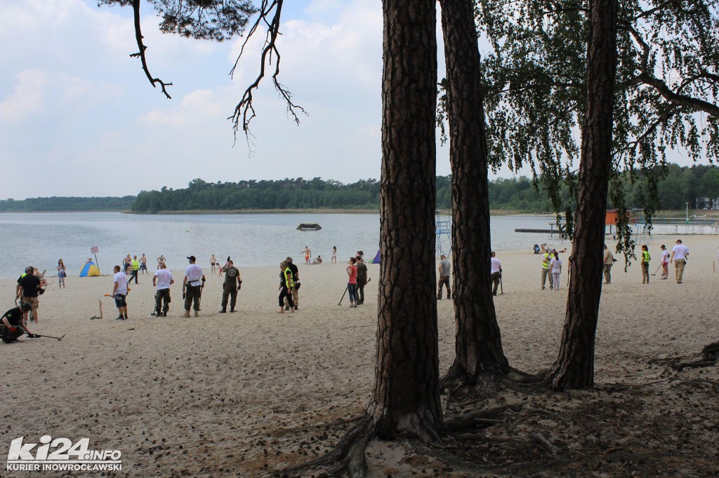Poszukiwacze skarbów na plaży w Przyjezierzu
