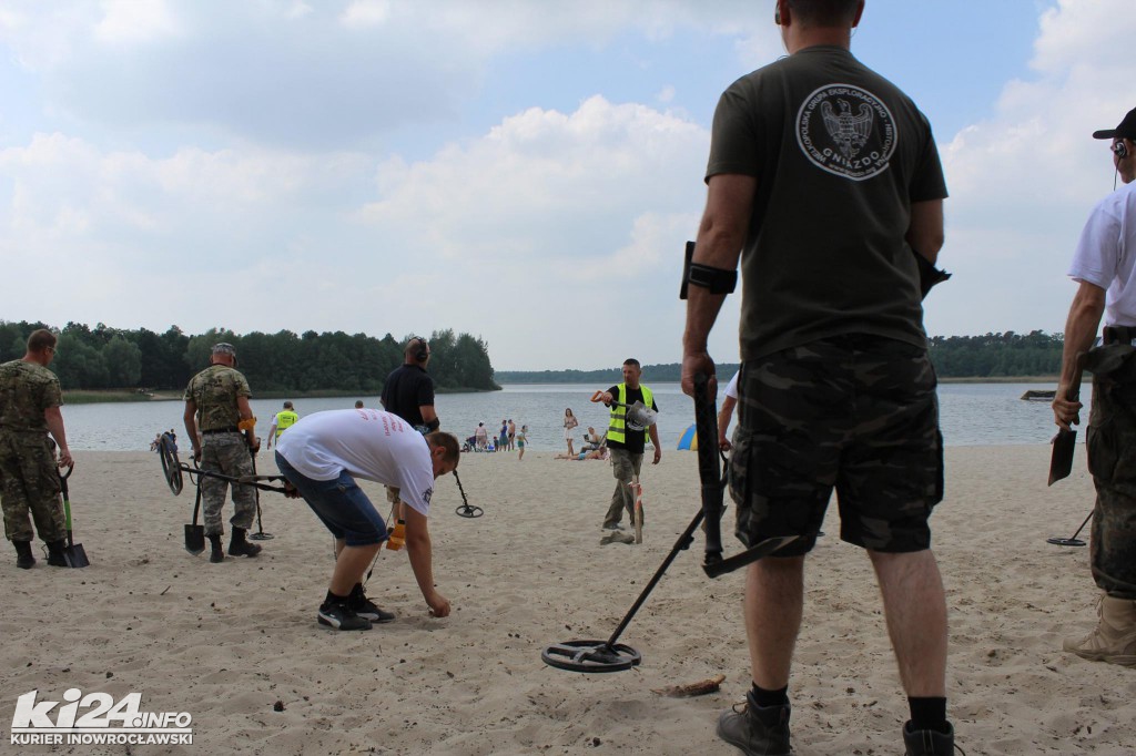 Poszukiwacze skarbów na plaży w Przyjezierzu