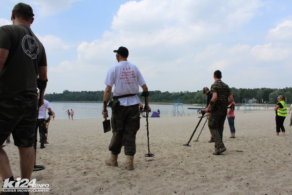 Poszukiwacze skarbów na plaży w Przyjezierzu