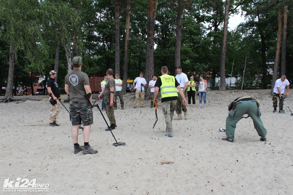 Poszukiwacze skarbów na plaży w Przyjezierzu