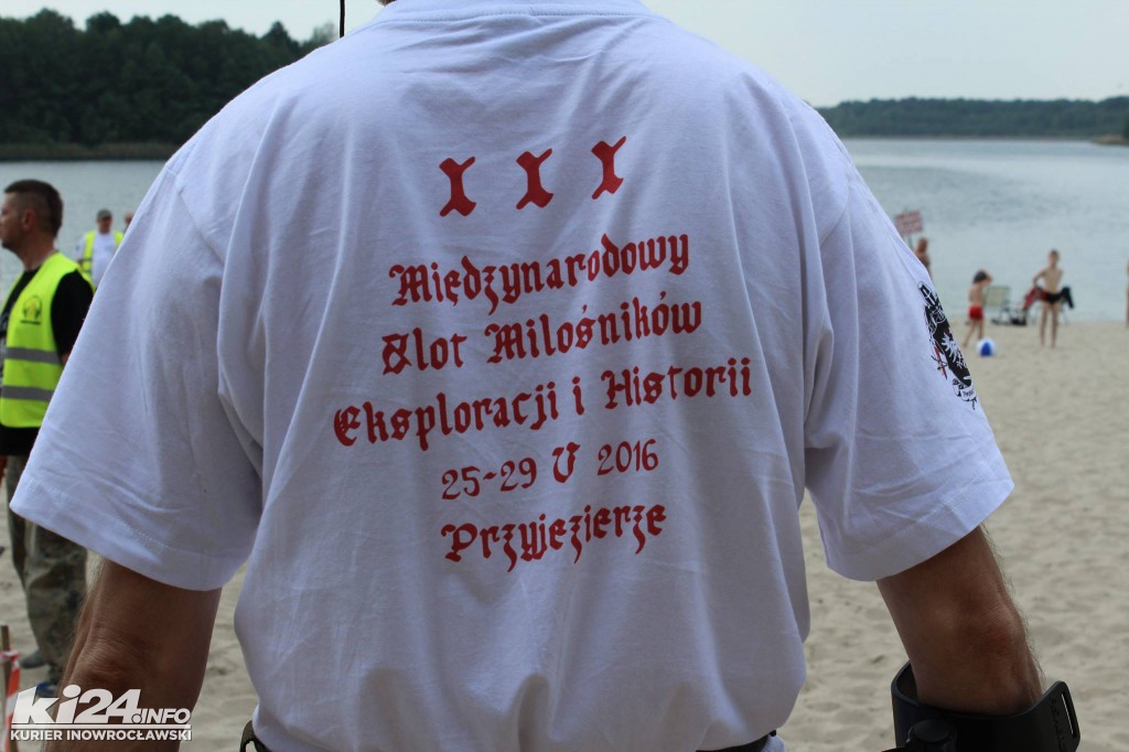 Poszukiwacze skarbów na plaży w Przyjezierzu