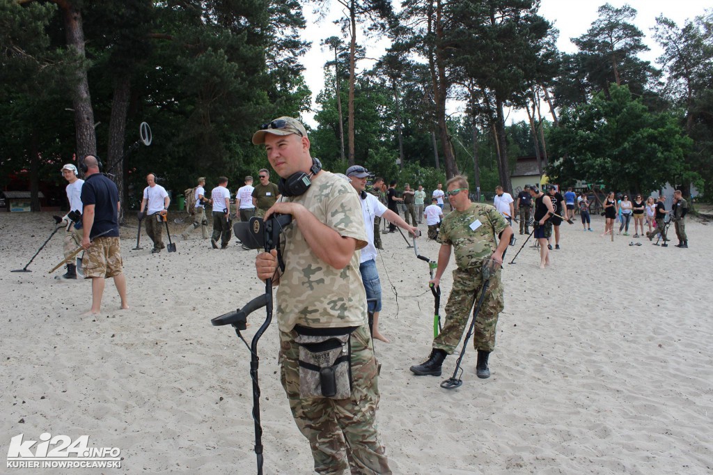 Poszukiwacze skarbów na plaży w Przyjezierzu