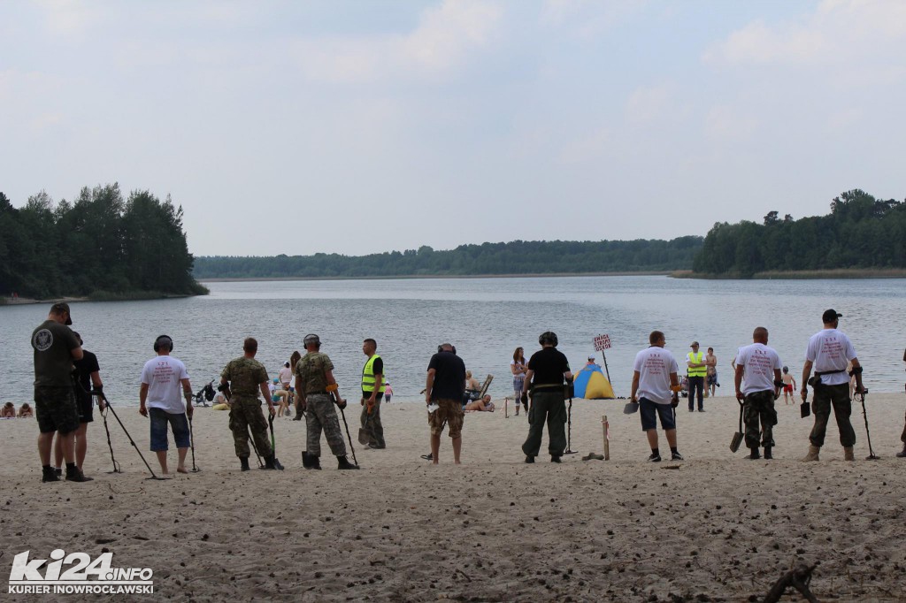 Poszukiwacze skarbów na plaży w Przyjezierzu