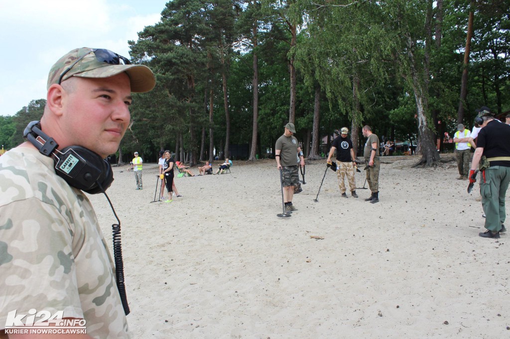 Poszukiwacze skarbów na plaży w Przyjezierzu