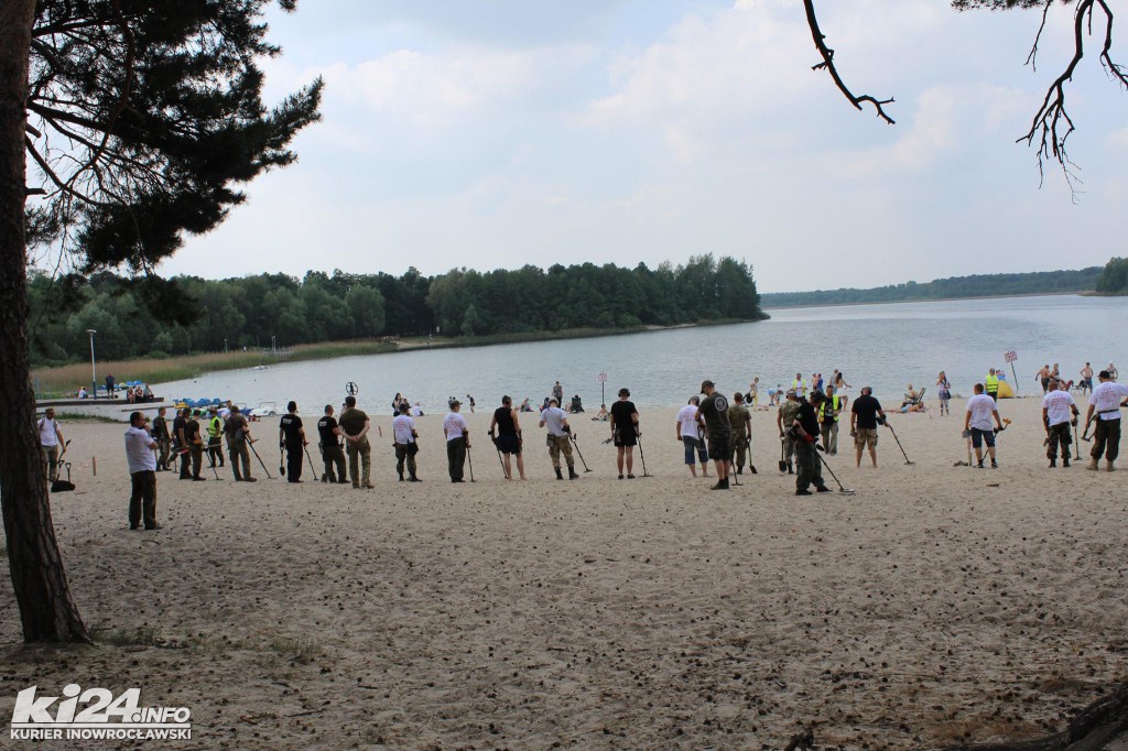 Poszukiwacze skarbów na plaży w Przyjezierzu