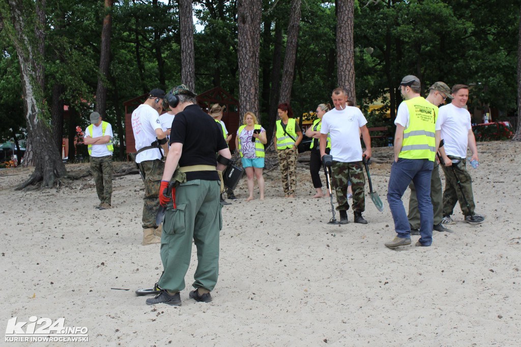 Poszukiwacze skarbów na plaży w Przyjezierzu