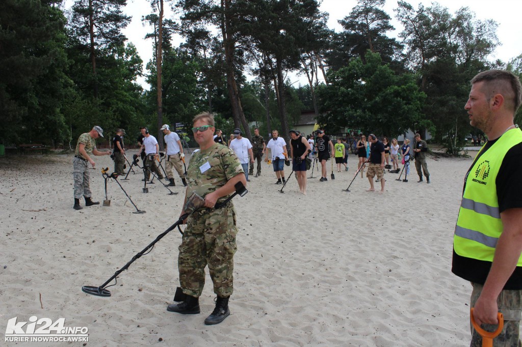 Poszukiwacze skarbów na plaży w Przyjezierzu