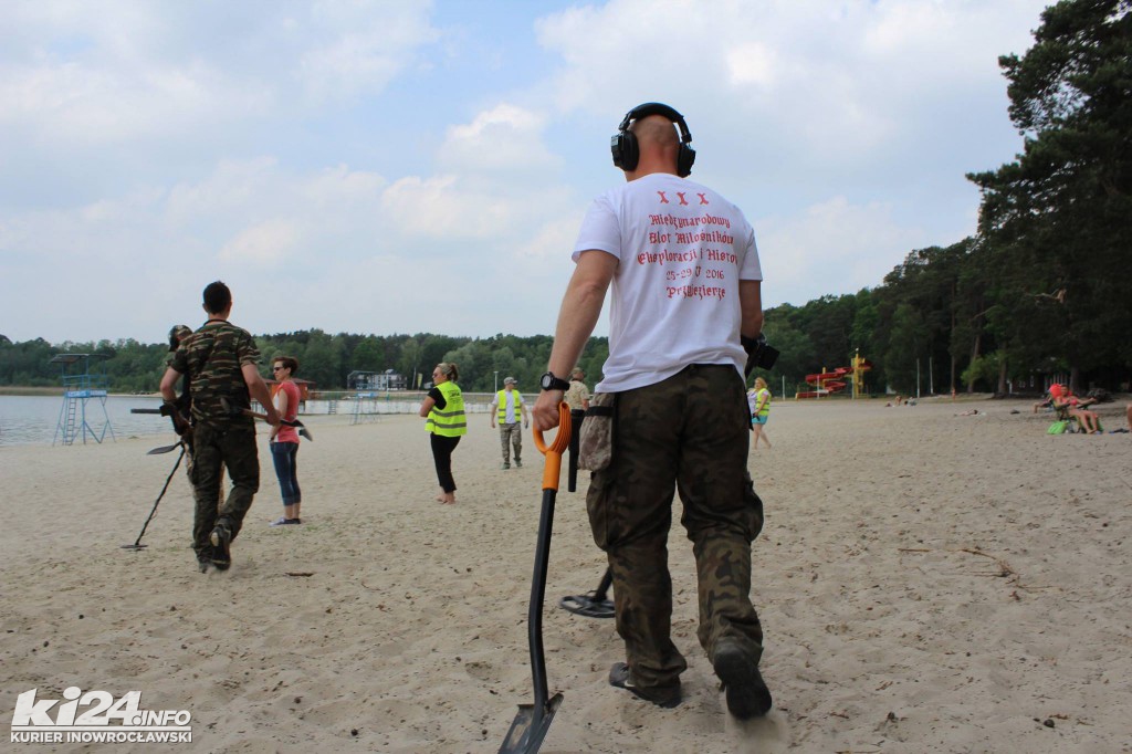 Poszukiwacze skarbów na plaży w Przyjezierzu