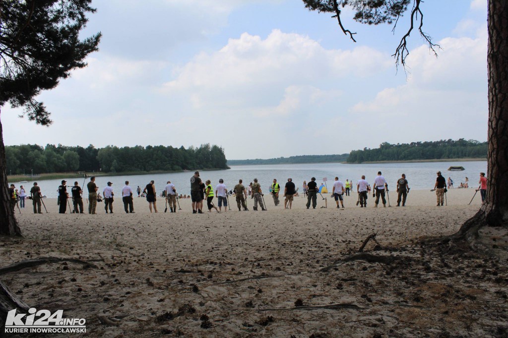Poszukiwacze skarbów na plaży w Przyjezierzu