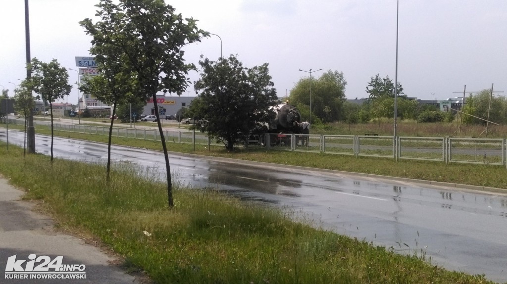 Awaria kanalizacji. Nieczystości płyną ul. Wojska Polskiego