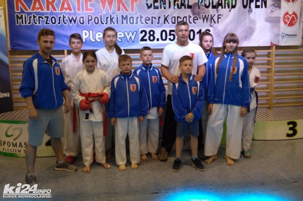 Młodzi karatecy z medalami
