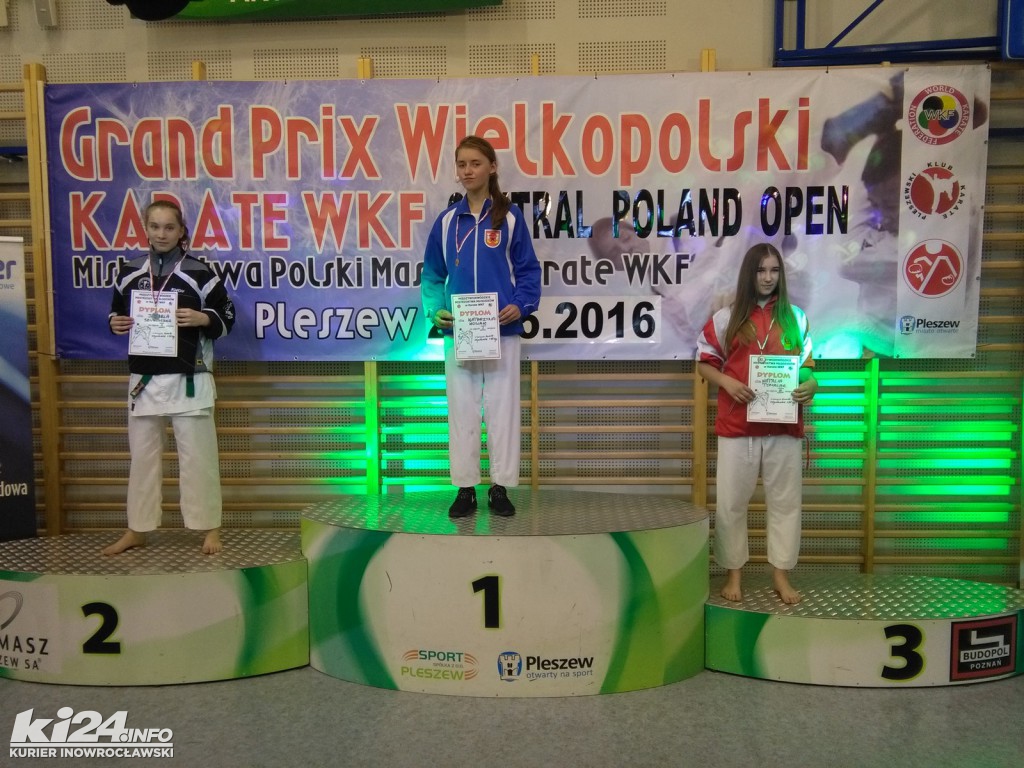 Młodzi karatecy z medalami