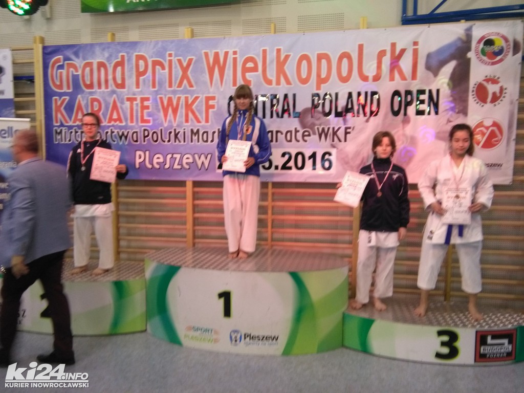 Młodzi karatecy z medalami