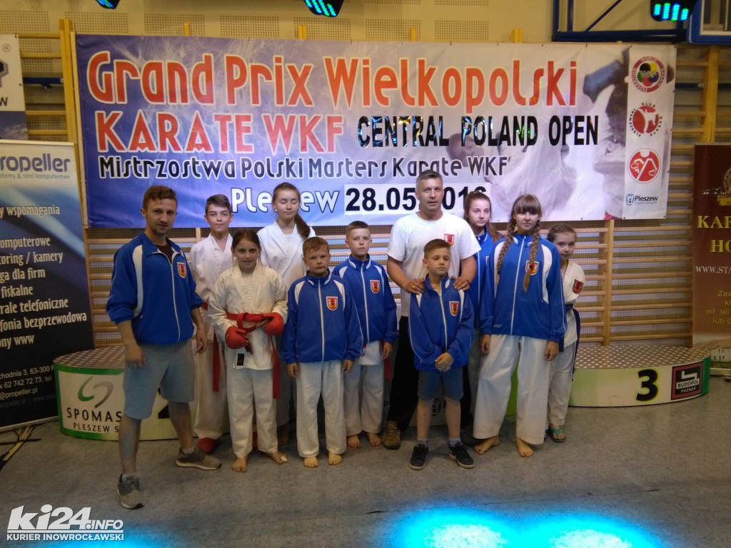 Młodzi karatecy z medalami