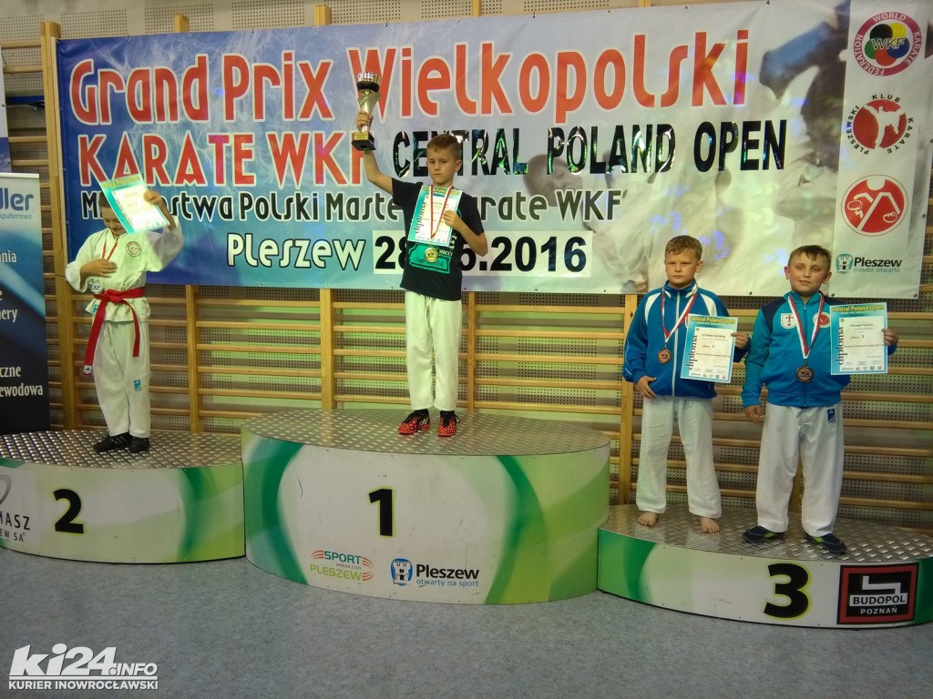 Młodzi karatecy z medalami