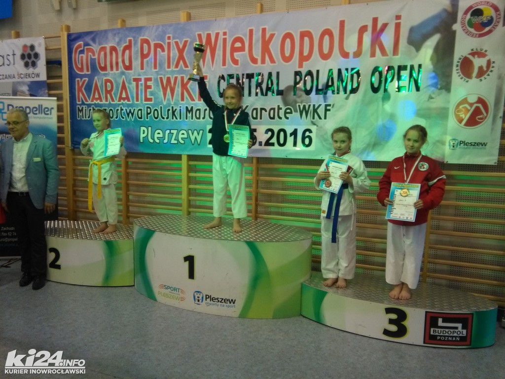 Młodzi karatecy z medalami